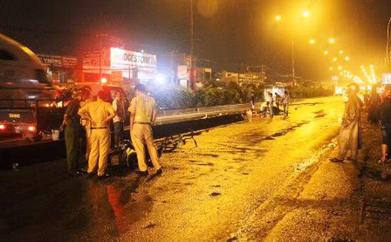 11. Tông phải người nhặt mũ bảo hiểm, hai thanh niên bị ô tô cán tử vong Khoảng 23h45 ngày 8/10, trên Quốc lộ 1 thuộc phường Trung Mỹ Tây, quận 12, TP.HCM, 2 thanh niên chở nhau trên xe máy lưu thông trên quốc lộ 1A, hướng từ Đồng Nai về miền Tây. Khi cách cầu vượt An Sương (quận 12, TPHCM) 200 mét thì bất ngờ tông vào một nam thanh niên đang nhặt mũ bảo hiểm trên đường. Cú va chạm khiến 2 thanh niên ngã xuống đường, văng vào làn xe ô tô. Đúng lúc này, một chiếc xe ô tô chạy tới không xử lý kịp, cán lên 2 thanh niên khiến cả 2 tử vong tại chỗ.