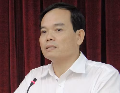  15. Ông Trần Lưu Quang - Tân Bí thư tỉnh ủy Tây Ninh Ngày 31/7, Bộ Chính trị quyết định chuẩn y ông Trần Lưu Quang giữ chức Bí thư Tỉnh ủy tỉnh Tây Ninh nhiệm kỳ 2010- 2015. Ông Trần Lưu Quang (SN 1967) quê quán thị trấn Trảng Bàng, huyện Trảng Bàng, tỉnh Tây Ninh. Ông Quang có trình độ thạc sĩ quản lý công, kỹ sư cơ khí, cử nhân chính trị; đã từng giữ các chức vụ: phó giám đốc Sở Kế hoạch - đầu tư, bí thư Huyện ủy Trảng Bàng, phó chủ tịch thường trực UBND tỉnh Tây Ninh, Đại hội lần thứ XI Trung ương, ông Trần Lưu Quang được bầu chức vụ ủy viên dự khuyết Ban Chấp hành Trung ương Đảng.