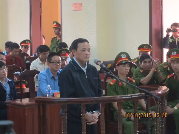 Bị cáo Thúy trước vành móng ngựa.