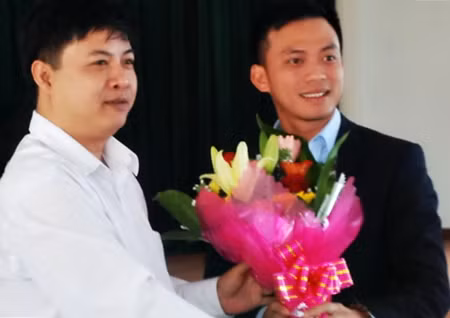 Ông Cảnh tốt nghiệp Đại học Kinh tế Đà Nẵng đi du học ở Anh và có bằng thạc sĩ. Trở về công tác tại Đà Nẵng, ông từng giữ chức vụ Phó bí thư thường trực Thành đoàn từ cuối năm 2011.