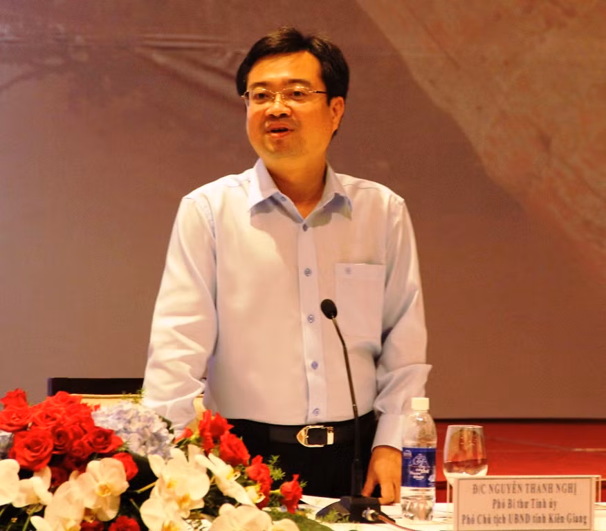 Ông nhậm chức Thứ trưởng Bộ Xây dựng từ cuối năm 2011 khi mới 35 tuổi và là thứ trưởng đương nhiệm trẻ nhất Việt Nam. Tại Đại hội Đảng XI (tháng 1/2011), ông Nghị được bầu là Ủy viên dự khuyết Trung ương Đảng. Tháng 3/2014, ông Nghị được luân chuyển về làm Phó bí thư tỉnh ủy, Phó chủ tịch UBND tỉnh Kiên Giang.