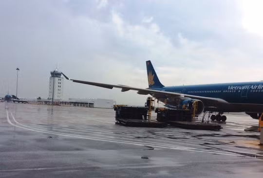 6. Sân bay Tân Sơn Nhất có nguy cơ đóng cửa vì bị ngập Ngày 16/10, ông Phạm Vũ Cường, Phó Giám đốc Cảng Hàng không quốc tế Tân Sơn Nhất, cho biết sau các cơn mưa lớn ngày 15, 16/8 và 9/10, sân bay Tân Sơn Nhất bị ngập cục bộ, sâu khoảng 20 cm. Nước mưa không thoát kịp và tràn vào khu vực đặt máy phát điện trạm nguồn của Đài Chỉ huy và cho đến nay vẫn chưa được khắc phục. Theo đó, cảng HKQT Tân Sơn Nhất sẽ phải đóng cửa sân bay nếu trạm phát điện nguồn của Đài Chỉ huy bị hư hỏng.