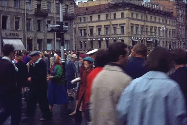 Dòng người tập nập trên những con phố của Leningrad.