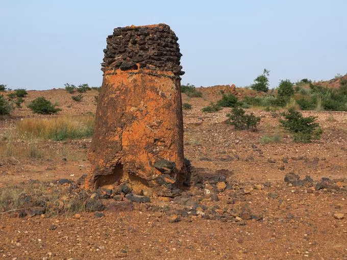  Khu vực luyện kim cổ xưa, Burkina Faso: Di sản văn hóa thế giới mới của Burkina Faso gồm 5 làng và thị trấn thuộc các tỉnh trên khắp quốc gia châu Phi này. Trong đó, Douroula là bằng chứng lâu đời nhất về sự phát triển nghề luyện kim ở Burkina Faso. Những nơi còn lại là Tiwêga, Yamané, Kindibo và Békuy. Mặc dù ngày nay việc khai thác quặng sắt không còn phổ biến, thợ rèn vẫn giữ vai trò quan trọng trong các nghi lễ truyền thống. Ảnh: Corriere.