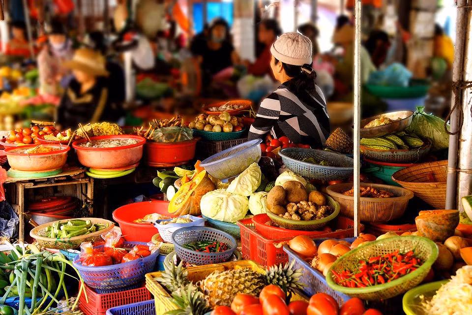 Du khách có thể chọn tất cả các loại sản phẩm tươi lạ từ thị trường địa phương (Ảnh: Steve Estvanik).