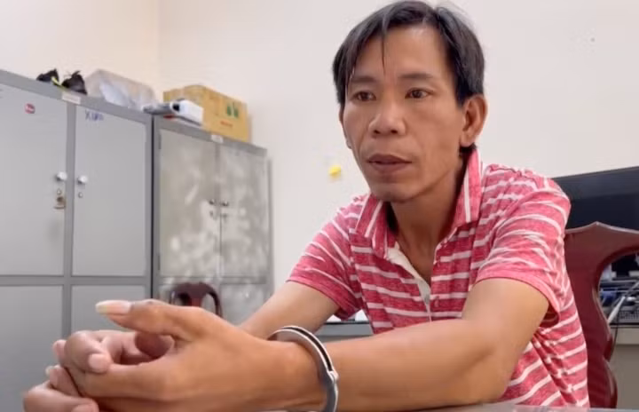 Trưa 8/9, Dũng mang theo súng và các dụng cụ đến ngân hàng gần Khu công nghiệp Biên Hòa 2 để ra tay, song vì khá đông người nên bỏ đi. Đến 14h30, anh ta lấy sơn đen xịt vào biển số xe, dừng bên quốc lộ 51 - khu vực cách phòng giao dịch Vietcombank hơn 100m. Đi bộ vào trong ngân hàng, Dũng cố tình bước lệch người về bên phải để sau này cảnh sát điều tra qua camera an ninh hay các nhân chứng sẽ bị đánh lừa. Anh ta đứng quan sát tình hình trong khoảng 30 giây, sau đó tiến lại quầy có nam nhân viên đang đưa nhiều cọc tiền cho khách. Dũng cố tình cầm súng bằng tay trái khi bắn chỉ thiên. 
