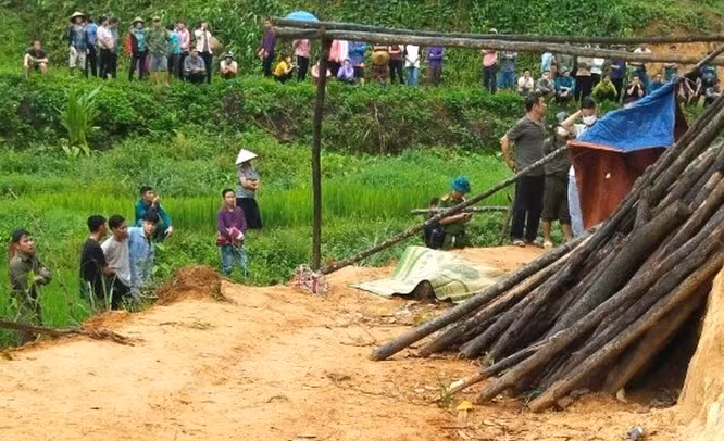 Hai vợ chồng ở Hòa Bình tử vong bất thường bên đường: Ngày 4/9, Công an xã Tân Pheo (huyện Đà Bắc, tỉnh Hòa Bình) nhận được tin báo về việc phát hiện 2 thi thể (một nam, một nữ) tại đường sản xuất đồi Kèo Kìa, xóm Phôn, xã Tân Minh. Thi thể nạn nhân nam là L.V.K. (SN 1989), nạn nhân nữ là X.T.L. (SN 1991). Cả 2 là vợ chồng, cùng trú xóm Phổn, xã Tân Pheo, huyện Đà Bắc. Bước đầu, cơ quan chức năng xác định, người chồng tử vong do tác động ngoại lực, vùng đỉnh đầu bị nứt vỡ hộp sọ. Người vợ tử vong nghi do ngộ độc lá ngón.
