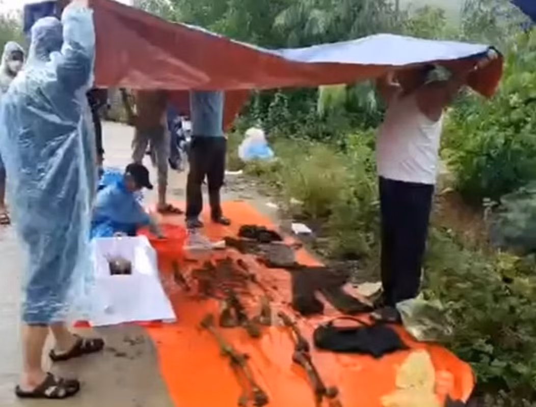  Tá hỏa khi phát hiện bộ xương người trong rừng keo: Sáng 2/10/2022, trong lúc khai thác gỗ keo cho chủ vườn là ông Nguyễn Văn Bìu, trú ở xóm 4, thôn Quyết Thắng, xã Thanh Trạch, huyện Bố Trạch, tỉnh Quảng Bình, nhóm người làm phát hiện một sợi dây thừng treo lủng lẳng trên cây (còn nút thắt), bên dưới có một bộ xương người. Cơ quan chức năng Quảng Bình đã khám nghiệm hiện trường, khám nghiệm tử thi và lấy mẫu xét nghiệm ADN. Đồng thời, làm thủ tục chôn cất nạn nhân tại khu nghĩa trang tập trung trên địa bàn theo quy định. 