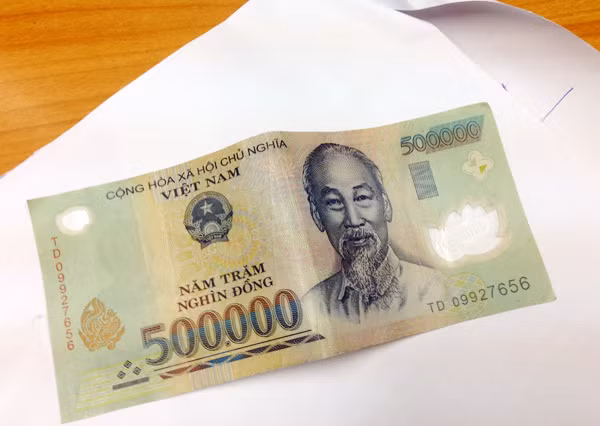 Thời gian đầu, vợ chồng Hiệp trả lãi đầy đủ, nhưng những tháng tiếp theo không thấy trả lãi, bà M. sốt ruột gọi điện thúc giục liên tục. Ban đầu vợ chồng Hiệp cố tìm cách “hoãn binh” nhưng cũng không thể trốn nợ được lâu. Thực tế, Hiệp làm giáo viên dạy hợp đồng môn thể dục, lương tháng chỉ vỏn vẹn 500 ngàn đồng, hoàn toàn không dạy thêm dạy nếm được gì. Lư làm nghề tự do, lại phải nuôi con nhỏ. (Ảnh minh họa, nguồn Internet)