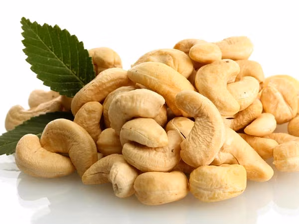 Mặc dù số lượng chính xác có thể khác nhau, nhưng các loại hạt chứa melatonin cũng như các khoáng chất thiết yếu như magie và kẽm, rất cần thiết cho loạt quá trình của cơ thể. Nhiều bằng chứng cho thấy, những khoáng chất này giúp người cao tuổi bị chứng mất ngủ cải thiện chất lượng giấc ngủ của họ. Ảnh: Boldsky.