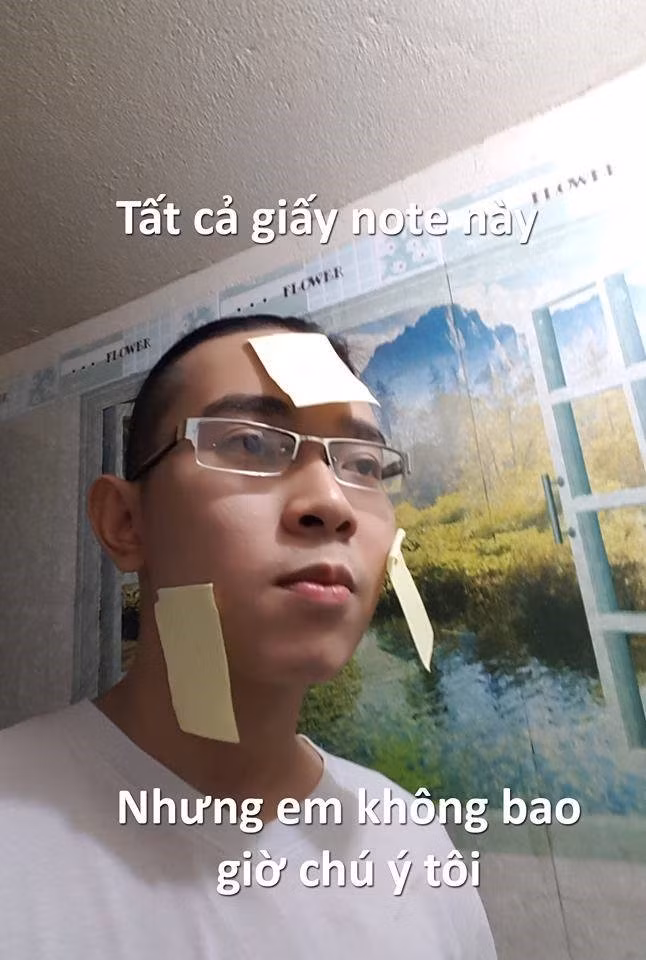 Bạn trẻ chỉ cần chiếc máy ảnh chụp selfie, một đồ vật và câu nói hài hước phù hợp là đã có thể thực hiện.