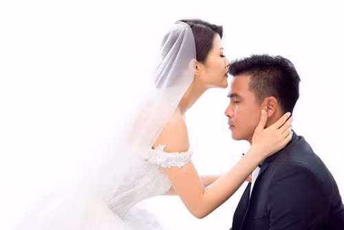 Tháng 9/2015, cầu thủ Việt Thắng (nay là huấn luyện viên bóng đá) chính thức công khai hẹn hò với nữ DJ xinh đẹp kém mình 9 tuổi.