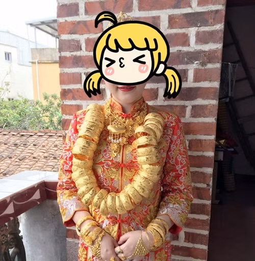 Co dau Trung Quoc deo vang day nguoi trong dam cuoi gay xon xao