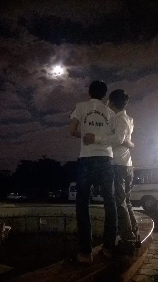 Hạnh phúc là được bên người ấy ngắm siêu trăng. Ảnh: Góc Thư Giãn.