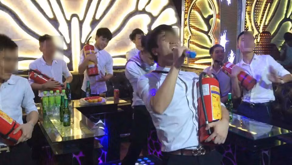 Đi hát karaoke bây giờ cũng phải đề cao cảnh giác cháy nổ. Ảnh: Góc Thư Giãn.