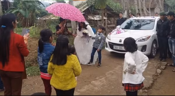Mới đây, trên mạng xã hội lan truyền clip cùng những hình ảnh về đám cưới đũa lệch của “nàng Bạch Tuyết và chú lùn” ở xã Phú Gia, huyện Hương Khê, tỉnh Hà Tĩnh. Theo đó chú rể với vóc dáng “mi nhon” đi bên cạnh người vợ có chiều cao vượt trội hơn hẳn. Dù có khiếm khuyết về ngoại hình nhưng trong ngày trọng đại của mình, đôi bạn trẻ vẫn tỏ ra vô cùng hạnh phúc.