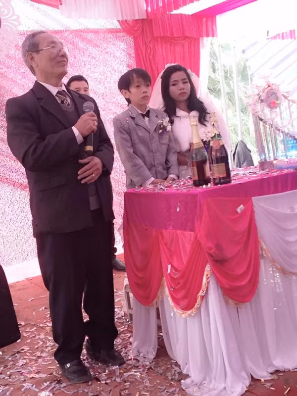 Sau 3h đăng tải, những hình ảnh trong ngày vui của “cặp đôi đũa lệch” này nhận được hơn 2 nghìn lượt like (thích) và hàng nghìn lượt chia sẻ, bình luận của cộng đồng mạng. Đa số ý kiến đều chúc phúc cho tình yêu của đôi bạn trẻ, đồng thời tỏ ra thích thú và tò mò trước đám cưới độc - lạ này.