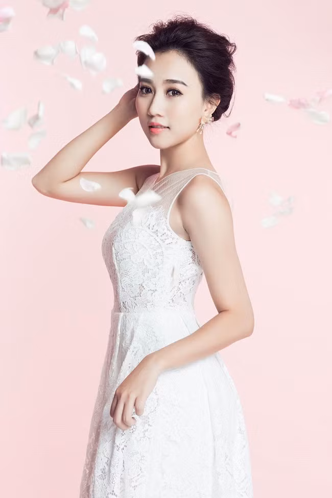 Nhưng phải đến lần hợp tác với nam ca sĩ Sơn Tùng, hot girl Sài thành mới thật sự nổi tiếng. "Mình không phủ nhận, việc hợp tác với Sơn Tùng là dấu mốc quan trọng trong sự nghiệp của mình. MV "Âm thầm bên em giúp mình được nhiều người biết đến hơn", Hồng Loan chia sẻ.