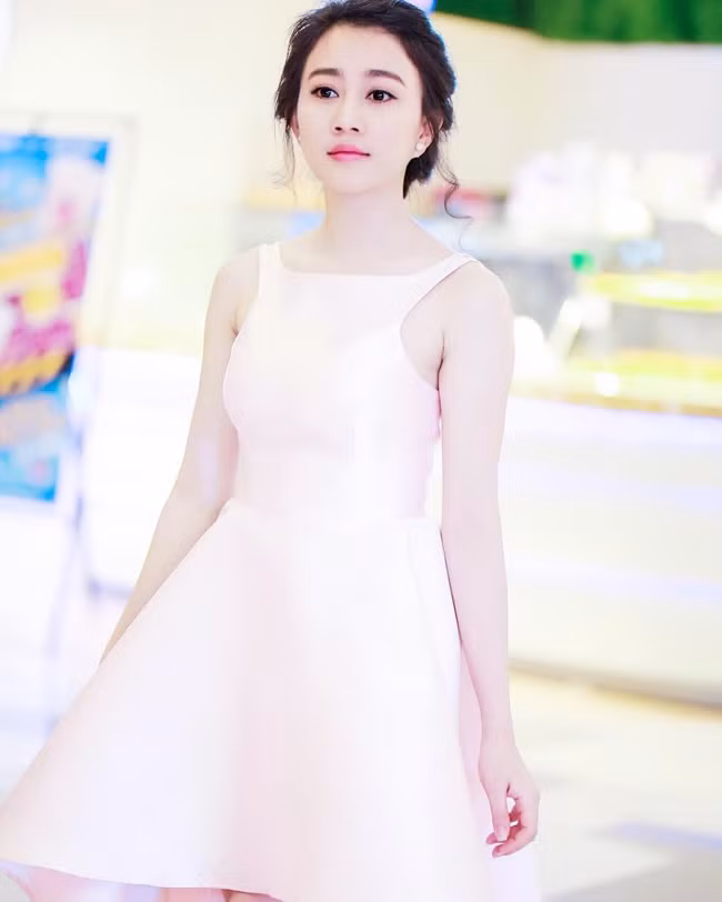 Không chỉ gây ấn tượng bởi diễn xuất tốt, cảm động, " bạn gái Sơn Tùng" còn được chú ý bởi vẻ đẹp trong trẻo và ngọt ngào.