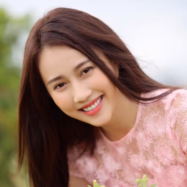 Hiện tại, cô nàng đang đầu tư mạnh cho lĩnh vực điện ảnh. Cô đang tham gia vai chính của bộ phim điện ảnh "Gái xinh nổi loạn" do Trương Quang Thịnh làm đạo diễn. "Năm sau, bộ phim sẽ ra rạp. Mình rất mong vai diễn tâm huyết này sẽ được mọi người đón nhận", Hồng Loan chia sẻ.