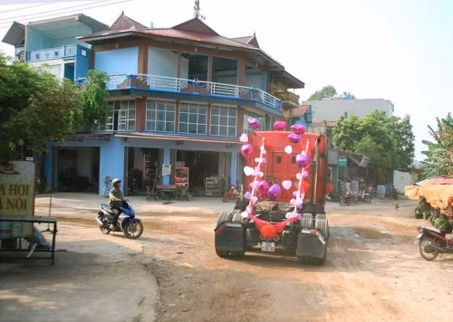 Khi lái xe container đến nhà vợ rước dâu, Xuân Quyền cho biết, họ hàng nhà gái cũng rất bất ngờ với chiếc xe to mà lại là xe chở hàng. Ai cũng ra để chụp ảnh kỷ niệm.