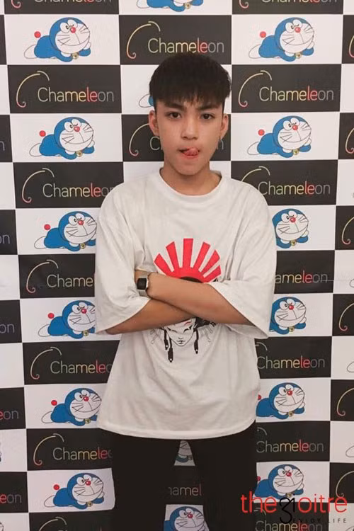 Anh chàng cho biết bản thân rất thích đá bóng, chơi DJ, diễn xuất, cũng như có niềm đam mê với võ thuật từ nhỏ.