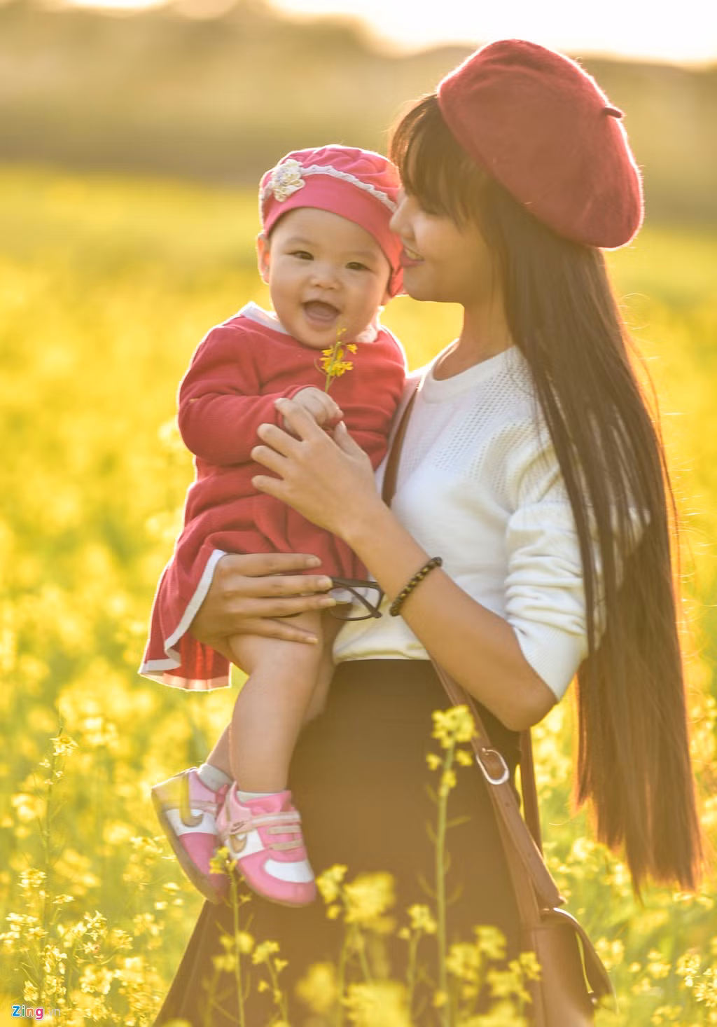 Bé Khoai (8 tháng tuổi) được khám phá cánh đồng cải cùng dì ruột của mình.