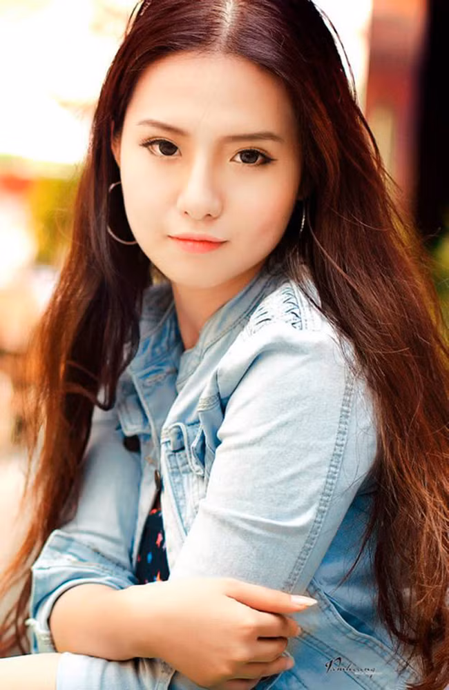 Hot girl sinh năm 1992 sở hữu thân hình gợi cảm, khuôn mặt dễ thương song cũng rất lạnh lùng. Cô khá nổi tiếng trong giới game thủ khi là người mẫu của một số tựa game cổ trang. Vẻ đẹp mơ màng mang chút gì đó rất cổ trang của Minh Trúc thực sự khiến cánh nam giới bị cuốn hút.