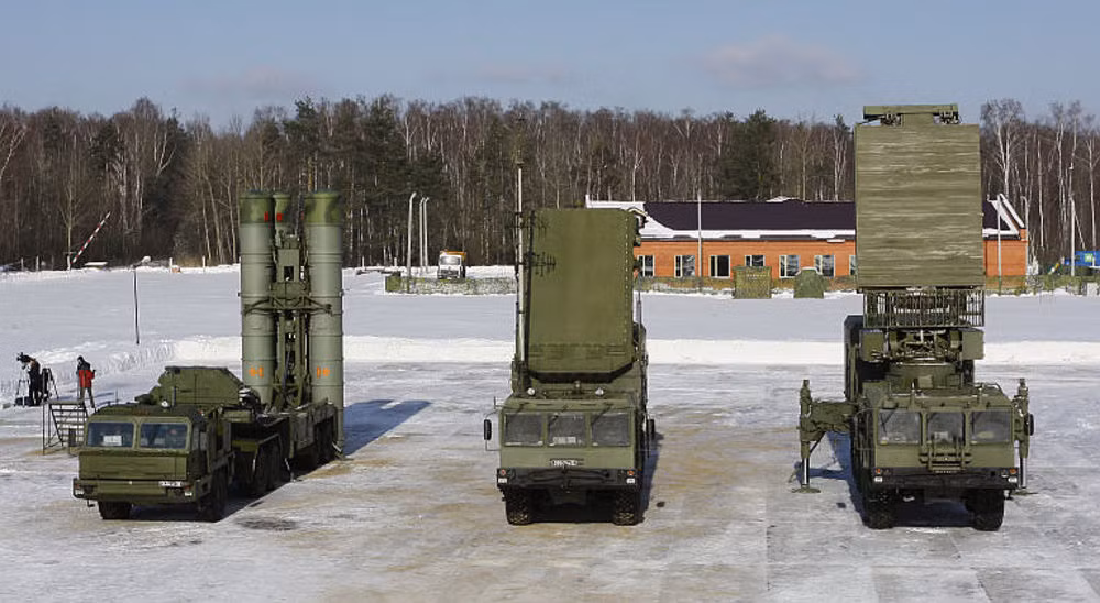Với S-400, không phận Ấn Độ sẽ được đảm bảo an toàn trước mọi mối đe dọa tiềm tàng từ Pakistan hay từ Trung Quốc. S-400 có khả năng phát hiện mục tiêu cách xa 600km, cao 40-50km, theo dõi đồng thời 300 mục tiêu, tiêu diệt đồng thời nhiều mục tiêu ở cách 400km, riêng tên lửa đạn đạo cách 60km.