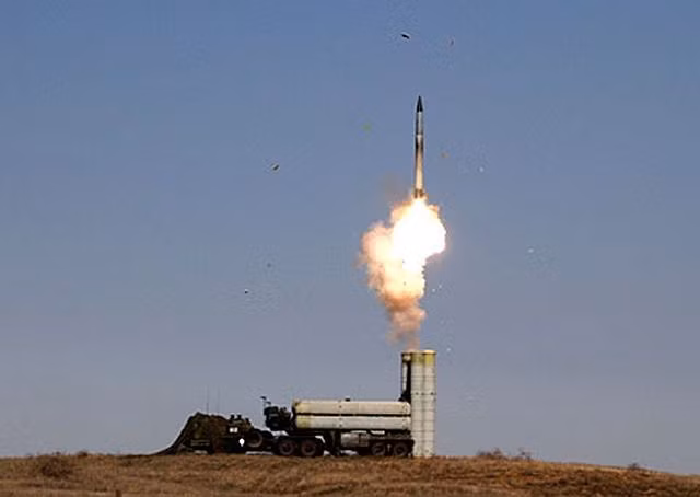 So với hệ thống đối thủ MIM-104 Patriot PAC-3 của Mỹ, S-400 vượt trội về mọi thông số: Thời gian triển khai chiến đấu nhanh hơn (5 phút so với 30 phút), tầm bắn xa hơn (400 km so với 240 km), số mục tiêu có thể theo dõi cao hơn (300 so với 100), cự ly phát hiện mục tiêu lớn hơn (600 km so với 350 km) cũng như có thể đánh chặn mục tiêu bay nhanh hơn (4,8 km/giây so với 2 km/giây).