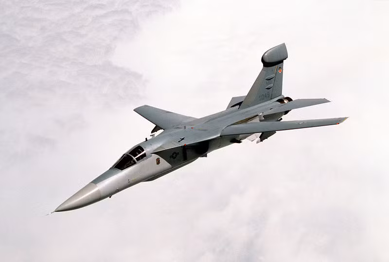 EF-111 Raven được trang bị hệ thống gây nhiễu điện tử AN/ALQ-99E với khả năng tự động hóa cao. Hệ thống sẽ phát hiện tín hiệu từ radar đối phương, sau đó so sánh với tín hiệu được lập trình sẵn để xác định mối đe dọa. Khi mối đe dọa được xác định, hệ thống sẽ chặn tín hiệu radar, hoặc phát tín hiệu ngược trở lại gây nhầm lẫn cho đối phương trong nhận dạng mục tiêu (còn gọi là nhiễu trả lời).