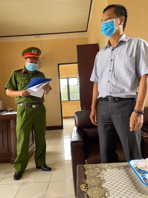  Bắt giám đốc Trung tâm Giáo dục nghề huyện Đức Trọng: Thông qua liên kết đào tạo với Trường Trung cấp nghề Lê Thị Riêng (TP HCM), Nguyễn Thanh Quang là Giám đốc Trung tâm giáo dục nghề nghiệp, giáo dục thường xuyên huyện Đức Trọng (Lâm Đồng) đã chỉ đạo nhân viên lập và ký toàn bộ hồ sơ quyết toán khống nhằm chiếm đoạt 281 triệu đồng tiền ngân sách cấp cho Trường trung cấp này. Ngày 2/6, Quang bị Công an huyện Đức Trọng khởi tố, bắt tạm giam.