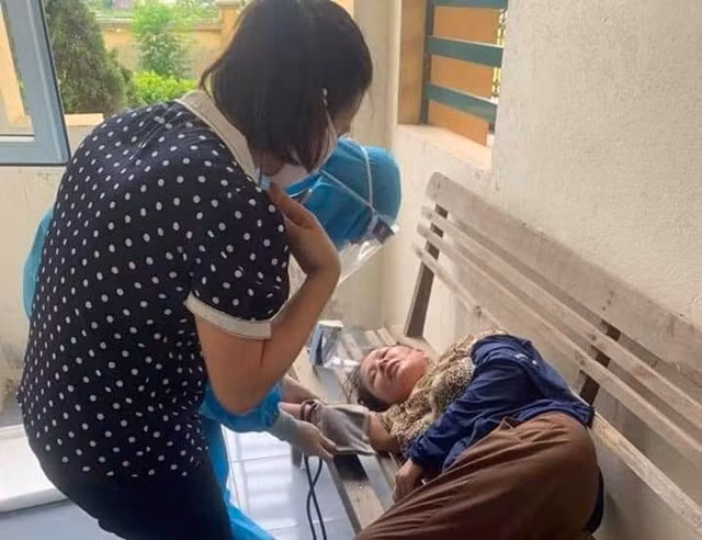  Một điều dưỡng ngất xỉu khi đang lấy mẫu xét nghiệm: Sáng 7/6, trong quá trình lấy mẫu xét nghiệm SARS-CoV-2 cho người dân trong vùng phong tỏa ở “tâm dịch” xã Thạch Trung, TP Hà Tĩnh, điều dưỡng Lê Thị Duyên (39 tuổi, trú huyện Cẩm Xuyên, Hà Tĩnh; công tác tại Bệnh viện Đa khoa huyện Cẩm Xuyên) bất ngờ ngất xỉu. Nguyên nhân là do chị Duyên làm việc với cường độ cao cả ngày lẫn đêm nên bị ngất xỉu.