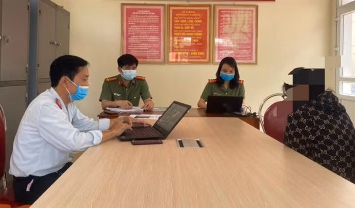  Cô gái bị phạt tiền vì đăng tin thất thiệt về dịch COVID-19: Ngày 7/6, Thanh tra Sở TT&amp;TT Hà Tĩnh đã lập biên bản, xử phạt hành chính 5 triệu đồng đối với chị N.H.T (SN 1990, trú xã Hương Xuân, huyện Hương Khê, Hà Tĩnh) khi đăng thông tin thất thiệt "18 người ở xã Việt Tiến, huyện Thạch Hà xét nghiệm dương tính lần 1". 