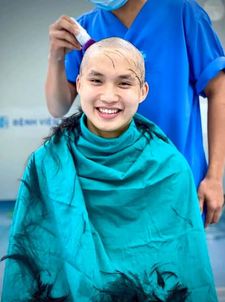 Bác sĩ Lê Minh Khôi viết: "Chưa có một tấm ảnh nào về nụ cười lại có thể làm tôi muốn bật khóc như tấm ảnh này. Tấm ảnh của một đồng nghiệp trẻ đang xuống tóc để đêm nay đi vào tuyến lửa Bắc Giang. Muốn khóc vì nụ cười đẹp như một thiên thần. Muốn khóc vì cảm động và tự hào. Muốn khóc vì một tình yêu thương như cứ dâng trào trong lồng ngực"...
