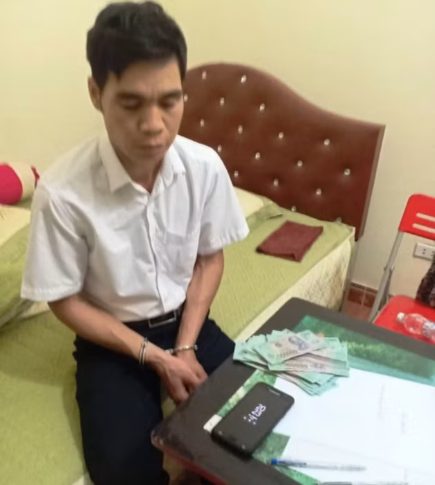  Cô giáo mầm non xinh đẹp bị đe dọa tung clip nóng để tống tiền: Muốn níu kéo tình cảm với cô giáo mầm non xinh đẹp, Lăng Văn Sẩn (SN 1971, trú huyện Lục Ngạn, Bắc Giang) đã bí mật quay clip quan hệ riêng tư giữa 2 người, đồng thời dọa sẽ tung những clip này lên mạng xã hội. Lo ngại hình ảnh bị phát tán, cô giáo đã đồng ý đưa cho đối tượng 80 triệu đồng. Ngày 7/5/2020, khi Sẩn đang nhận số tiền trên tại một nhà nghỉ thì bị Công an huyện Sơn Động, Bắc Giang bắt quả tang. 