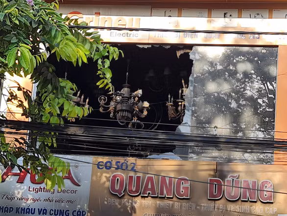  Cháy tiệm bán đồ điện, cả gia đình trẻ 4 người tử vong: Rạng sáng 5/6, tại cơ sở kinh doanh tư vấn, thiết kế và mua bán đồ điện Quang Dũng (đường Quang Trung, phường Chánh Lộ, TP Quảng Ngãi) xảy ra vụ hỏa hoạn thương tâm, làm 4 người trong một gia đình tử vong, trong đó có một người mẹ đang mang thai. Công an Quảng Ngãi đưa ra nhận định sơ bộ ban đầu có thể nghi là chập điện.