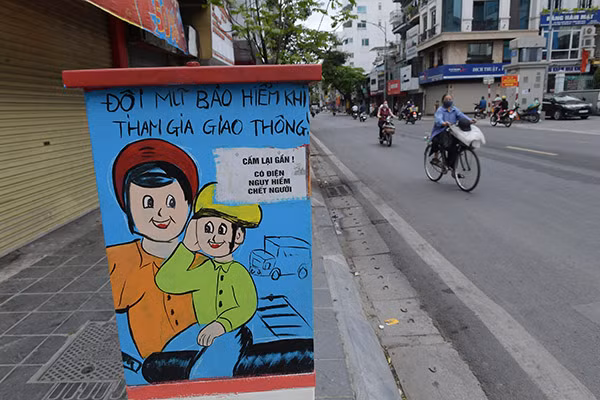 Một số bốt điện khác trên khu vực phường cũng đã được phủ màu sắc với nhiều thông điệp tuyên truyền khác nhau và được đặt ở vị trí người dân dễ quan sát nhất.