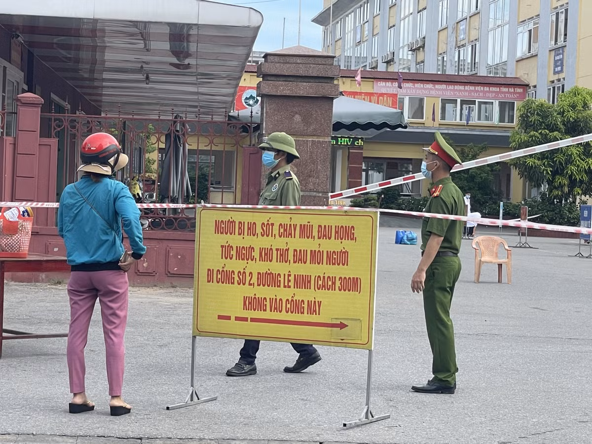 Ngay sau khi xác định 1 ca bệnh, ngành y tế cùng lực lượng chức năng đã tiến hành phong tỏa tạm thời toàn bộ BVĐK tỉnh và khu vực sinh sống của ca bệnh tại phường Nguyễn Du. (Ảnh: Giáo Dục Thời Đại)