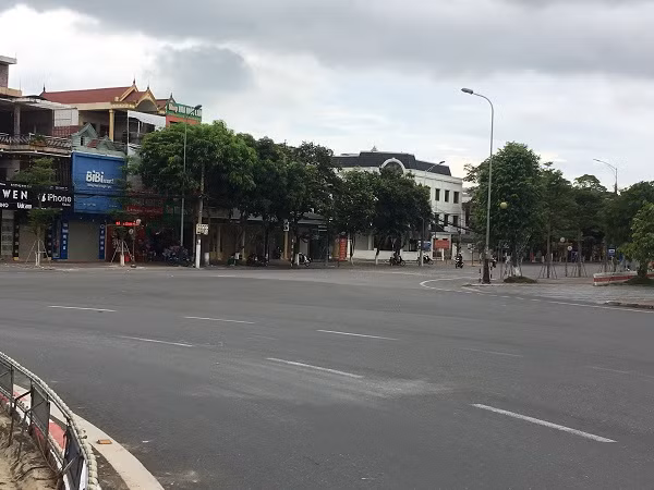 Vị này cho biết thêm: "Nếu không có nhu cầu cấp bách thì không được vào TP và các phương tiện từ nơi khác muốn đi qua buộc phải di chuyển theo hướng đường tránh Bắc - Nam". (Ảnh: ANTT)