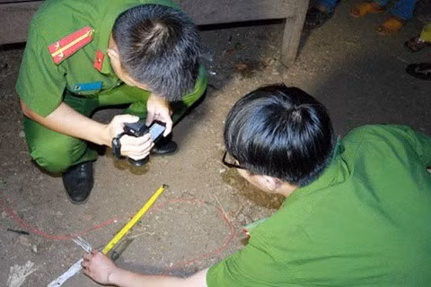  Mâu thuẫn bên bàn nhậu, tát bạn đến tử vong: Lời qua tiếng lại bên bàn nhậu, ông Võ Minh Tèo (45 tuổi, trú xã Lợi Bình Nhơn, TP Tân An, Long An) bị người đàn ông tên Nam (khoảng 50 tuổi, ngụ cùng địa phương) dùng tay tát vào mặt ngã xuống nền nhà tử vong. Ngày 8/6, Công an TP Tân An cho biết, đang tạm giữ người đàn ông tên Nam này để điều tra, làm rõ. 