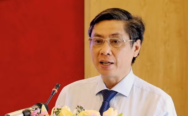  Bắt tạm giam 2 cựu Chủ tịch UBND tỉnh Khánh Hòa: Ngày 8/6, Công an tỉnh Khánh Hòa đã khởi tố bị can,bắt tạm giam khám xét chỗ ở đối với ông Nguyễn Chiến Thắng (66 tuổi, nguyên Chủ tịch UBND tỉnh Khánh Hòa) và ông Lê Đức Vinh (55 tuổi, nguyên Chủ tịch UBND tỉnh Khánh Hòa) cùng về tội Vi phạm các quy định về đất đai xảy ra tại dự án sinh thái tâm linh Cửu Long Sơn Tự và dự án biệt thự sông núi Vĩnh Trung, khu vực núi Chín Khúc. (Ông Lê Đức Vinh)