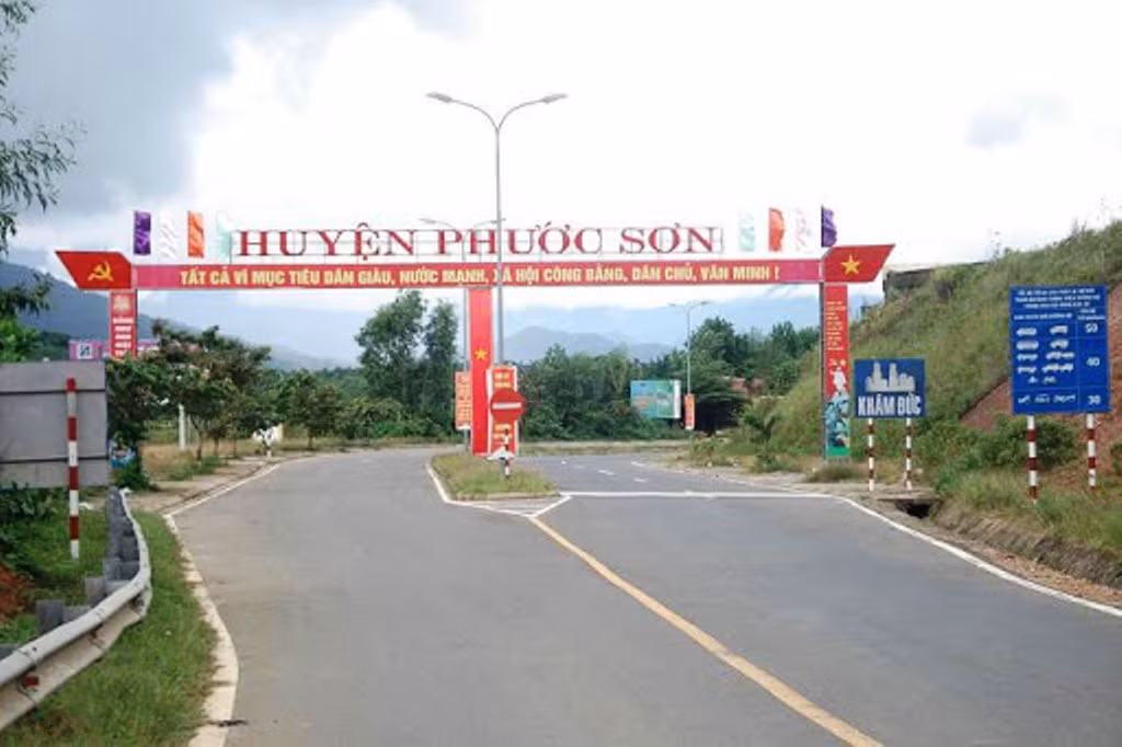  Trộm đột nhập trụ sở UBND huyện Phước Sơn: Sáng 21/10/2020, cán bộ UBND huyện Phước Sơn, Quảng Nam đến cơ quan làm việc thì phát hiện cửa bị cạy, phòng làm việc của Phòng kế toán, Phòng NN-PTNN, Văn phòng HĐND - UBND huyện Phước Sơn bị trộm đột nhập Ban đầu, cơ quan chức năng Quảng Nam xác định kẻ gian đã phá két sắt lấy đi hàng chục triệu đồng tiền mặt. May mắn là tài liệu và các tài sản khác không bị mất trộm. 