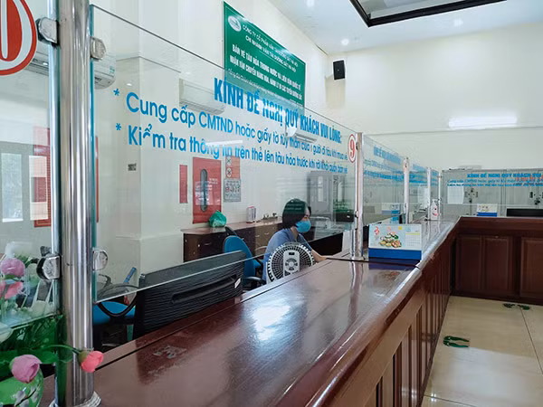 Theo nhân viên bán vé ở ga Hà Nội cho biết, khoảng thời gian này do tình hình dịch bệnh mức lương chi trả bị giảm không đủ sống.