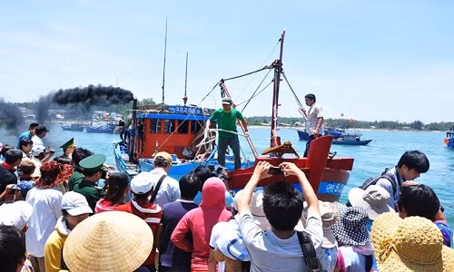 Một tàu cá của ngư dân Quảng Ngãi cập cảng Sa Kỳ trong tình trạng hỏng nặng vì bị tấn công ở Hoàng Sa. Ảnh: Minh Hoàng.