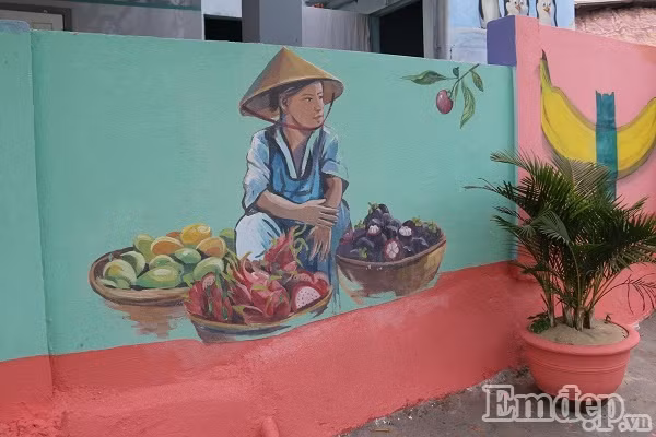 Những hình ảnh về cuộc sống gia đình của người dân làng chài Trung Thanh cũng được tái hiện một cách chân thực và sinh động trong những bức tranh trên tường nhà mình. 