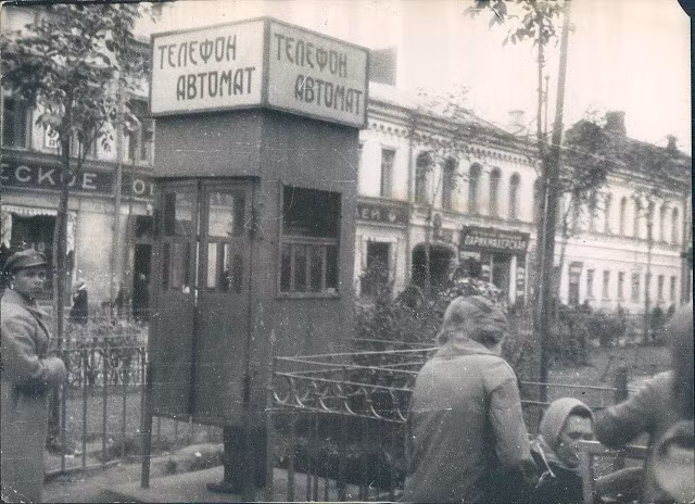 Cuối những năm 1920, những buồng điện thoại công cộng xuất hiện khá phổ biến ở Nga. Ảnh chụp buồng điện thoại công cộng ở Leningrad năm 1929.