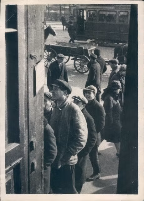 Người dân đổ dồn sự chú ý vào tấm poster dán trên tường ở Leningrad năm 1929.