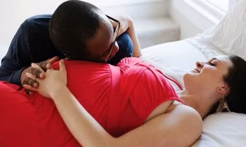 Tắt đèn khi ngủ làm tăng khả năng thụ thai Tat den khi ngu lam tang kha nang thu thai