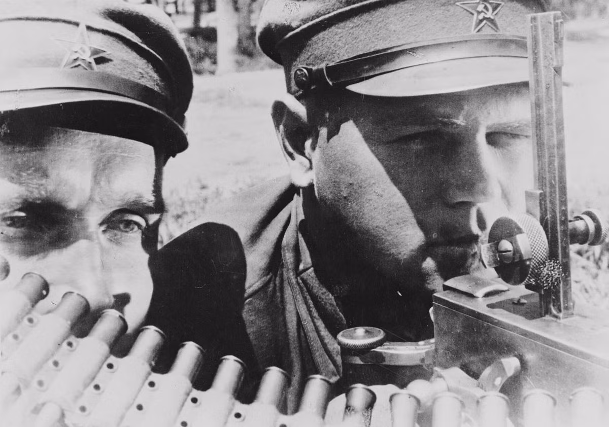 Hai binh sĩ Liên Xô chiến đấu ở vùng Viễn Đông khi Đức xâm lược quốc gia này năm 1941.